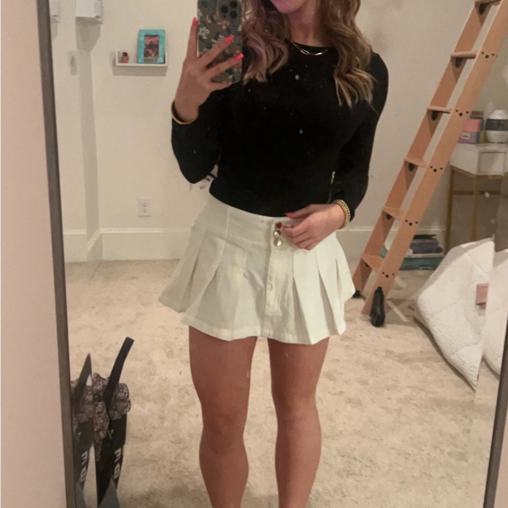 ‘that’s so fetch’ white pleated skirt